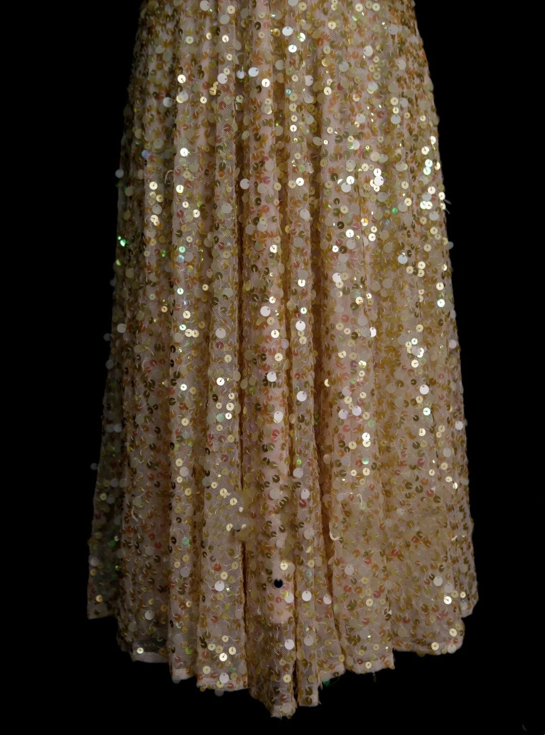 Robe courte trapèze dos nu à sequins dorés, inspiration années 2000, style années 2000, référence N1382
