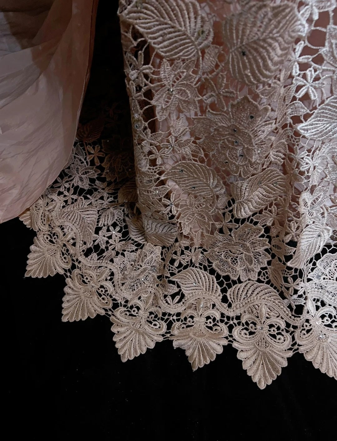 Vintage Abschlussballkleider 1960er Jahre Meerjungfrau V-Ausschnitt Rosa Spitze mit appliziertem perlenbesetztem langen Abschlussballkleid N3107
