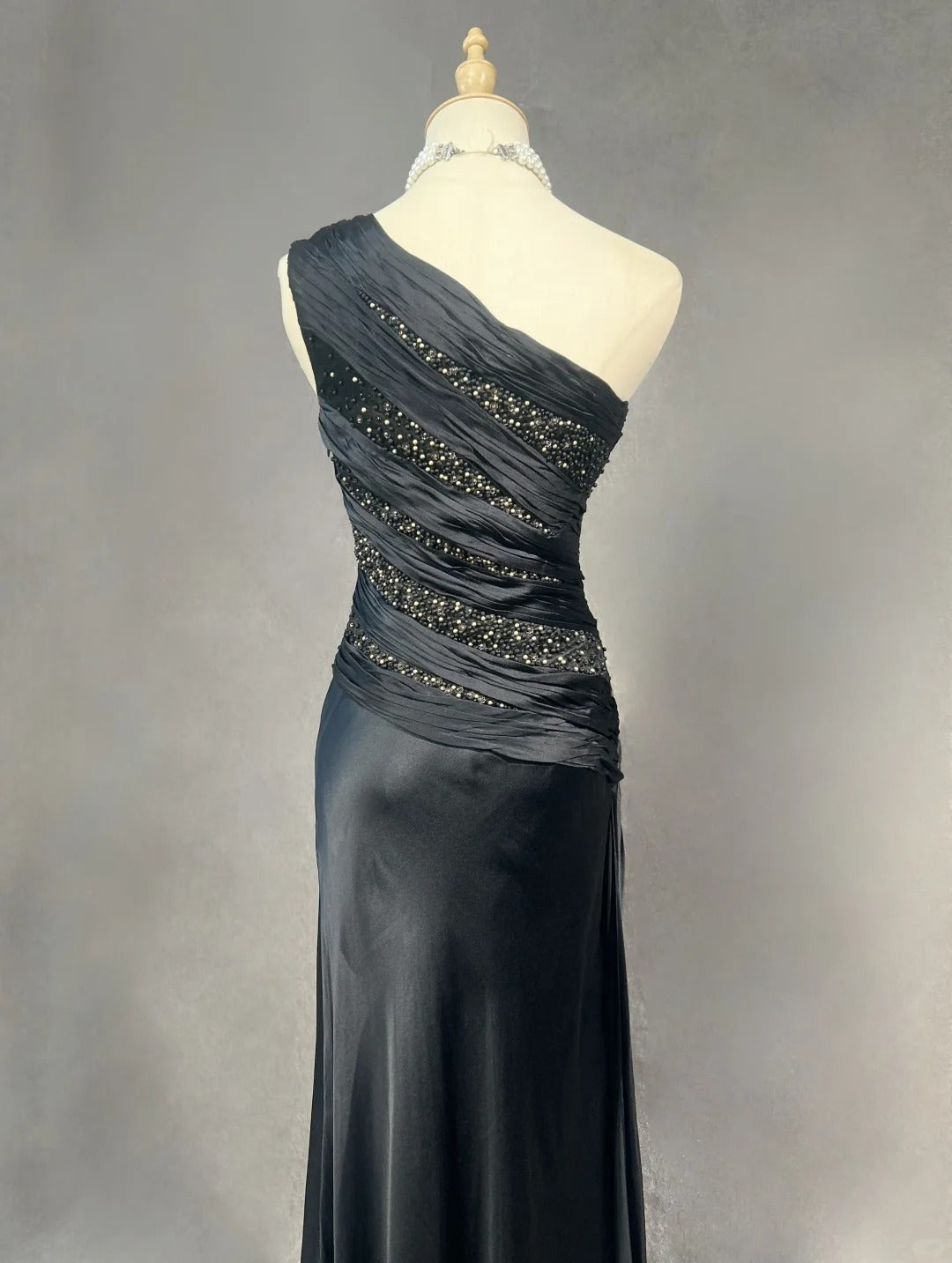 Elegante Abschlussballkleider Meerjungfrau One Shoulder Satin Black Tie Kleid mit Perlen Lang Formelle Abendgarderobe N3704