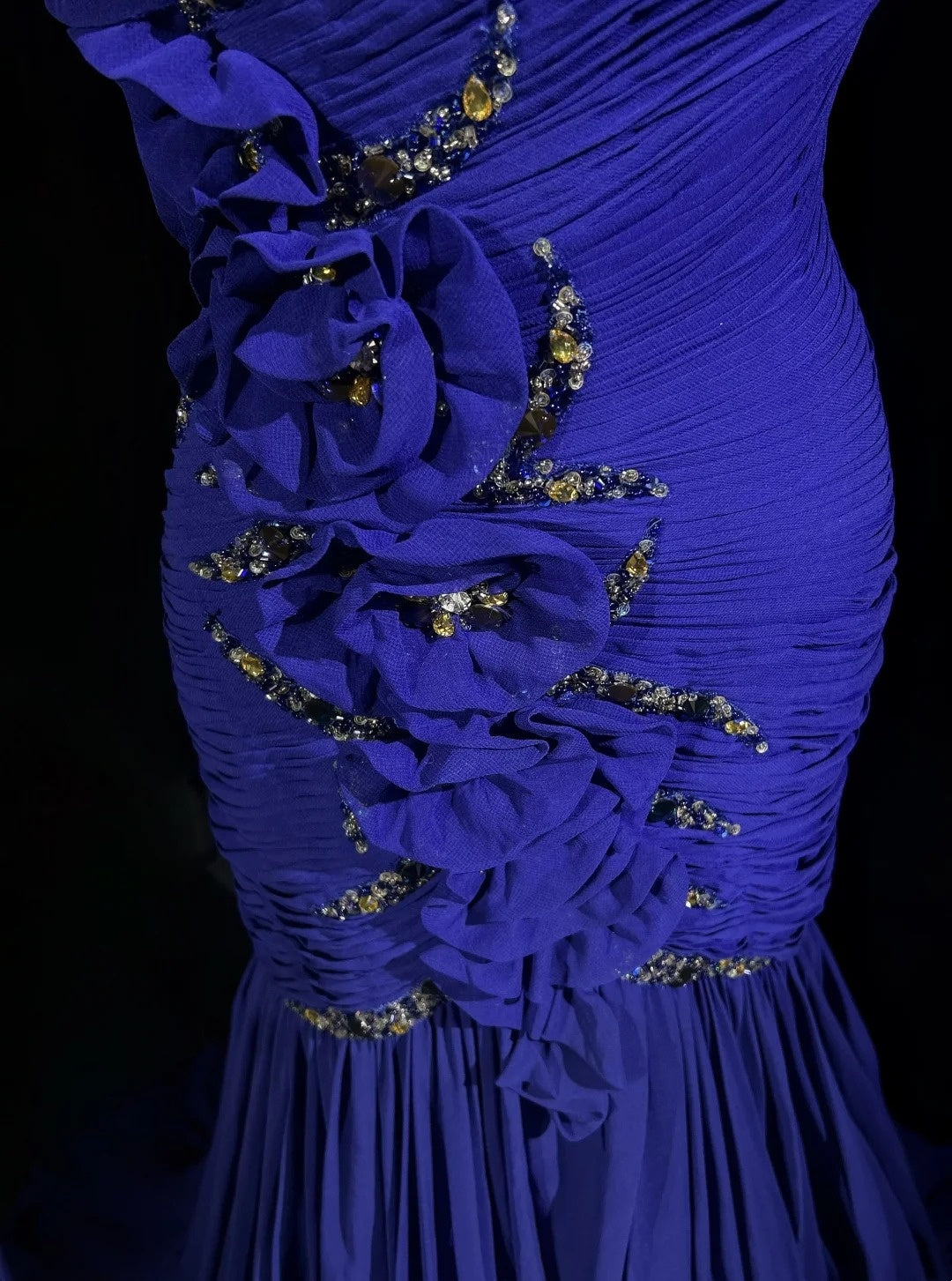 Vintage Meerjungfrauen-Abschlussballkleider One Shoulder Royalblau Chiffon mit Perlenbesatz 3D-Blumen Langes Ballkleid N2458