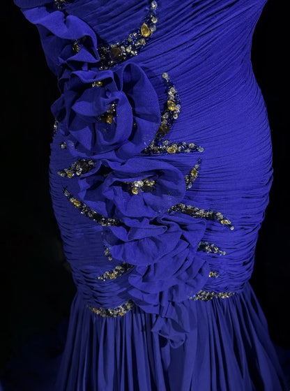 Vintage Meerjungfrauen-Abschlussballkleider One Shoulder Royalblau Chiffon mit Perlenbesatz 3D-Blumen Langes Ballkleid N2458