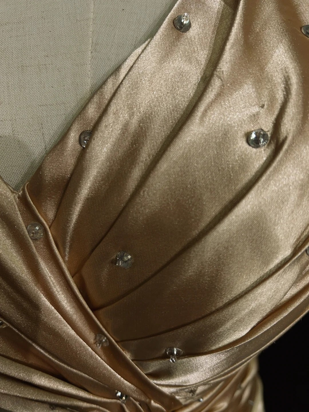 Vintage Abschlussballkleider Inspo A-Linie V-Ausschnitt Gold Satin Lang 1990er Mit Perlen Abendkleider N3347
