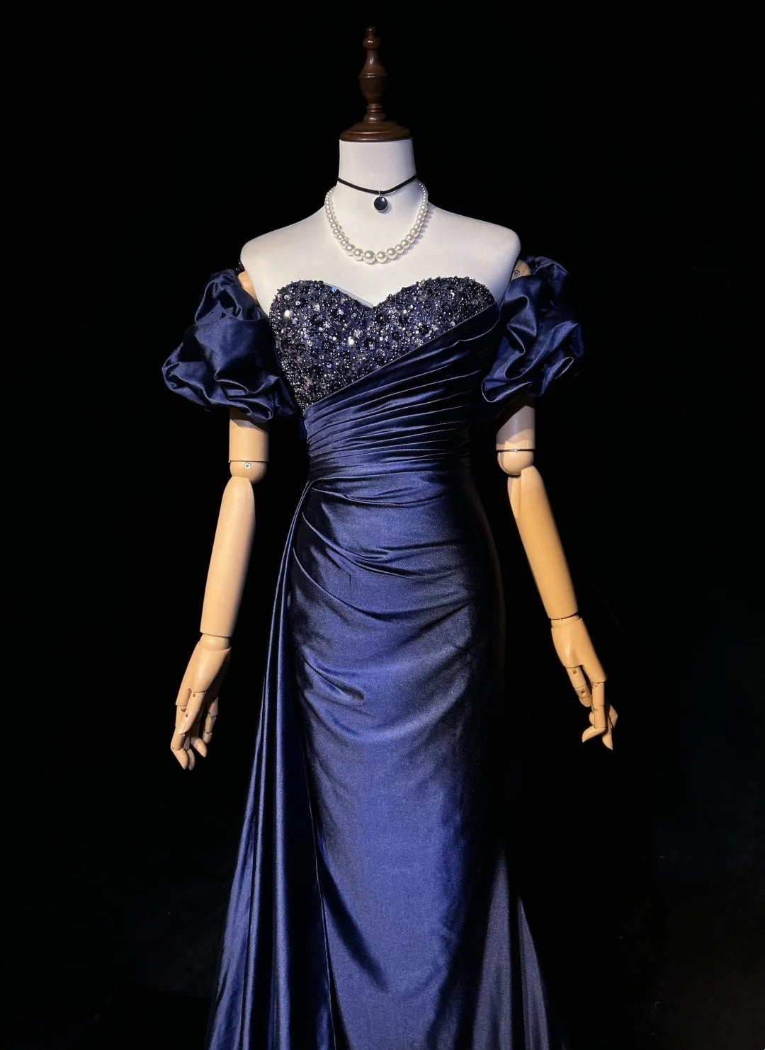 Vintage Meerjungfrauen-Abschlussballkleider mit Herzausschnitt Marineblaues Satin mit Perlenärmeln 90er-Jahre-Abendkleid N2657
