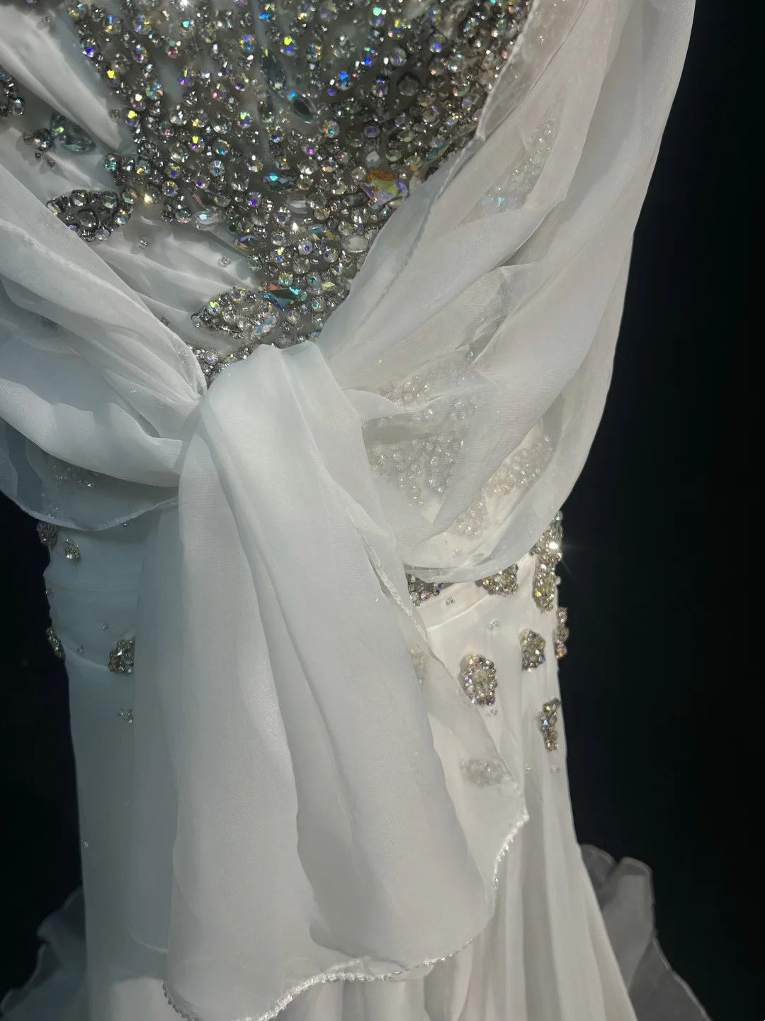 Vintage 90er Abschlussballkleider Meerjungfrau Weiß Chiffon mit Rüschen Silberne Perlen Langes Abschlussballkleid mit Umhang N3035