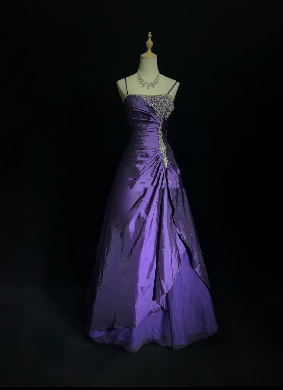 Vintage Abschlussballkleider 1960er Ballkleid Spaghettiträger Lila mit Perlenumhang Langes Abschlussballkleid N3120