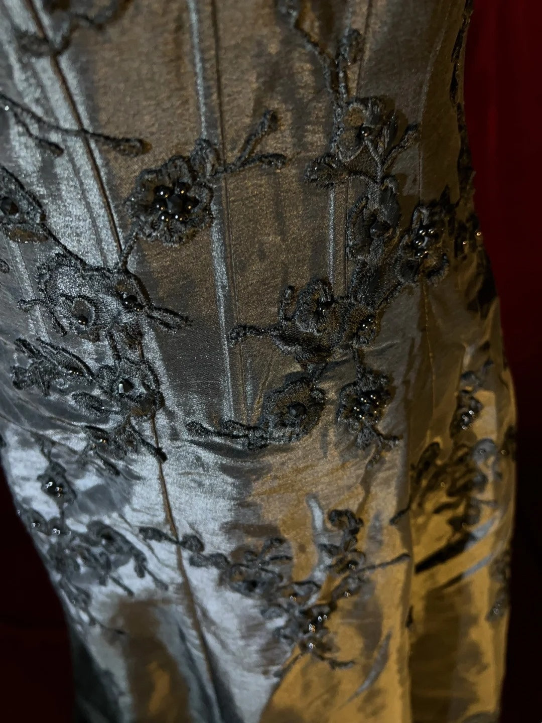 Inspiration robes de bal modestes : Robe de soirée formelle noire en satin, coupe trapèze, bretelles spaghetti, avec appliqués pour femmes N3214
