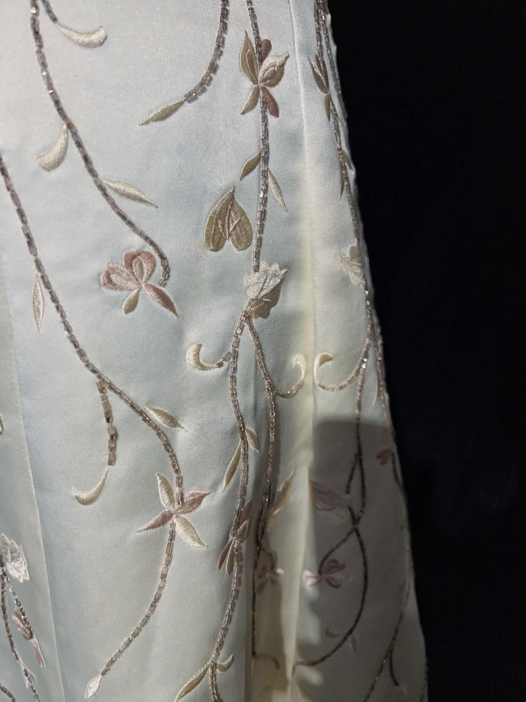 Belles Robes de Bal Coupe A Bretelles Fines en Satin Blanc avec Perles Longues Tenues de Soirée Formelles N3677