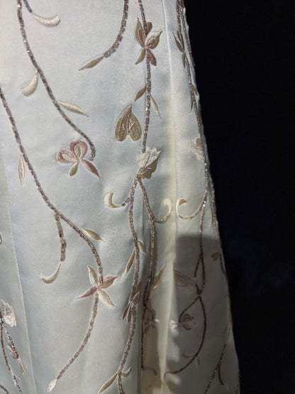 Belles Robes de Bal Coupe A Bretelles Fines en Satin Blanc avec Perles Longues Tenues de Soirée Formelles N3677