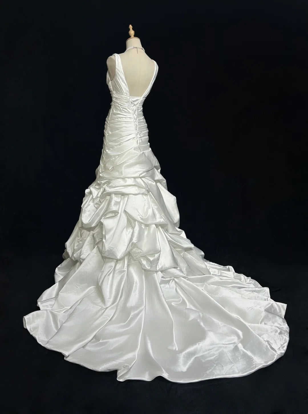 Vintage Mermaid V Neckline Sleeveless Floor Length Satin White Ruffled Ruched Wedding Dresses RB3314