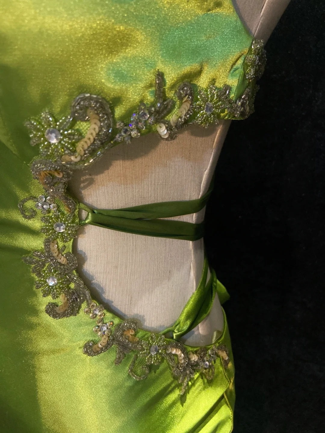 Robes de bal modestes Sirène Halter Vert Dos Nu Satin Sans Manches Longues Tenues de Soirée Formelles N3634