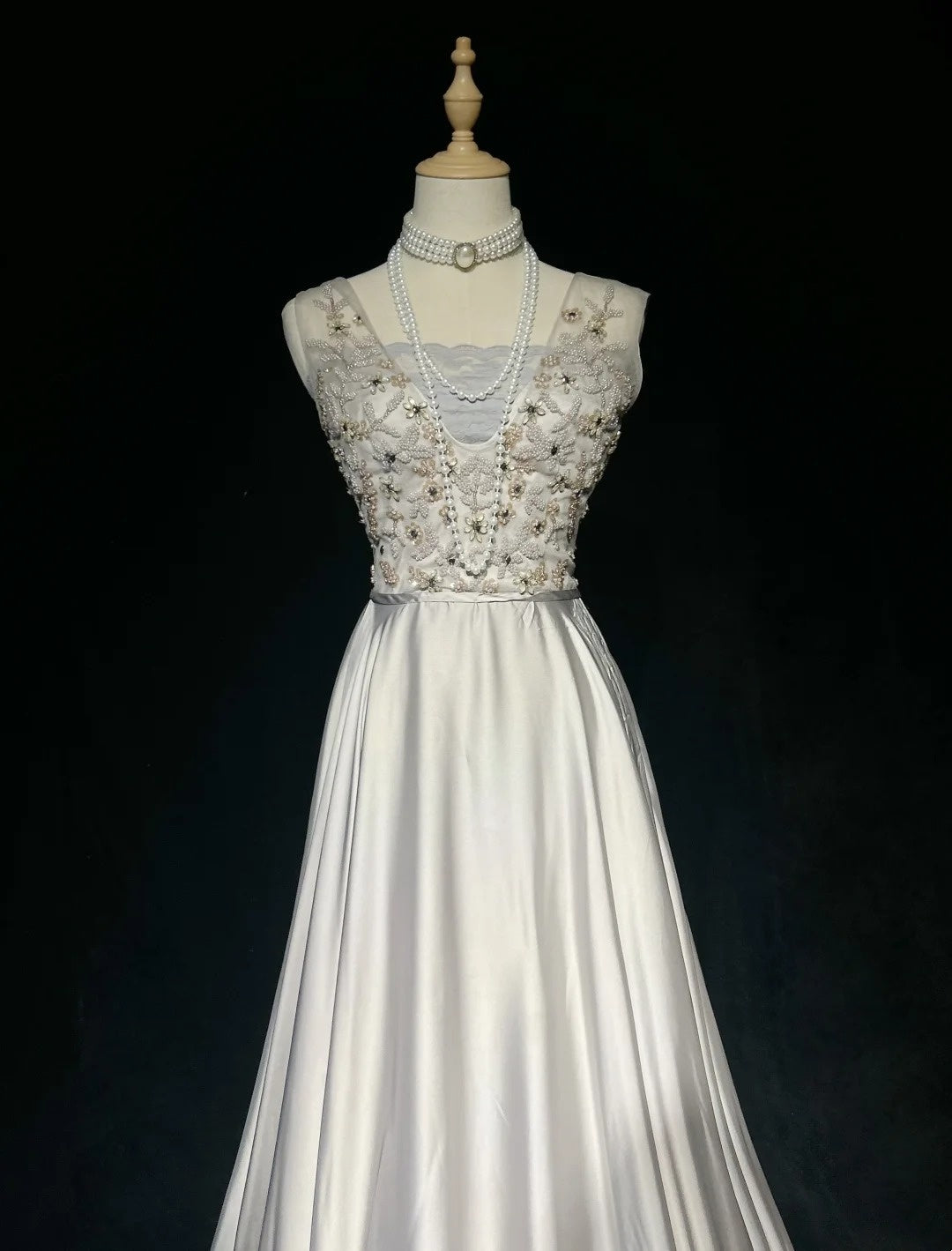 Vintage Abschlussballkleider A-Linie Silber Satin V-Ausschnitt mit Perlenbesatz Langes Abendkleid N2454