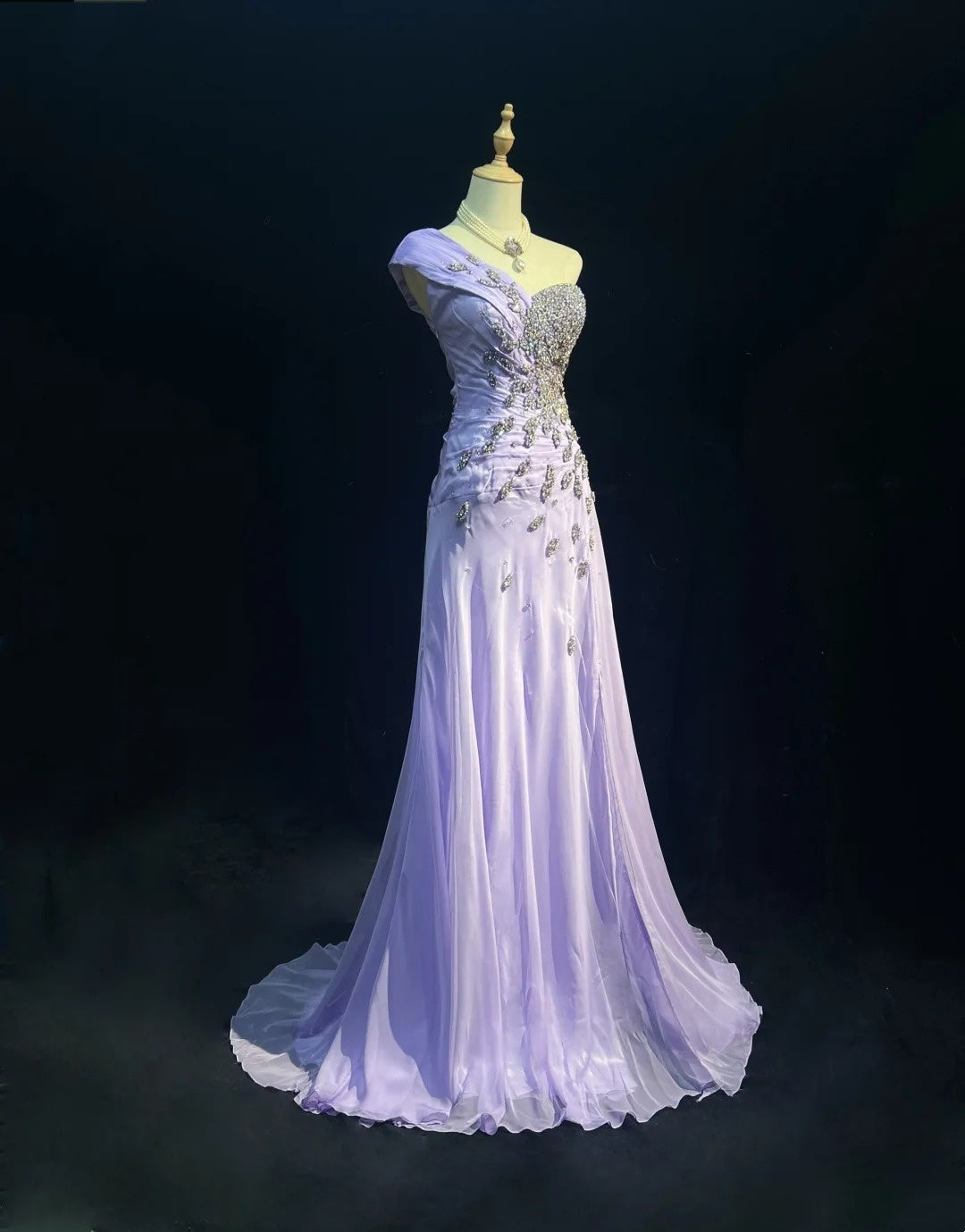 Elegantes A-Linien-Kleid aus lila Chiffon mit einem Ärmel und silberfarbenem Perlen-Oberteil, langes Ballkleid N2725