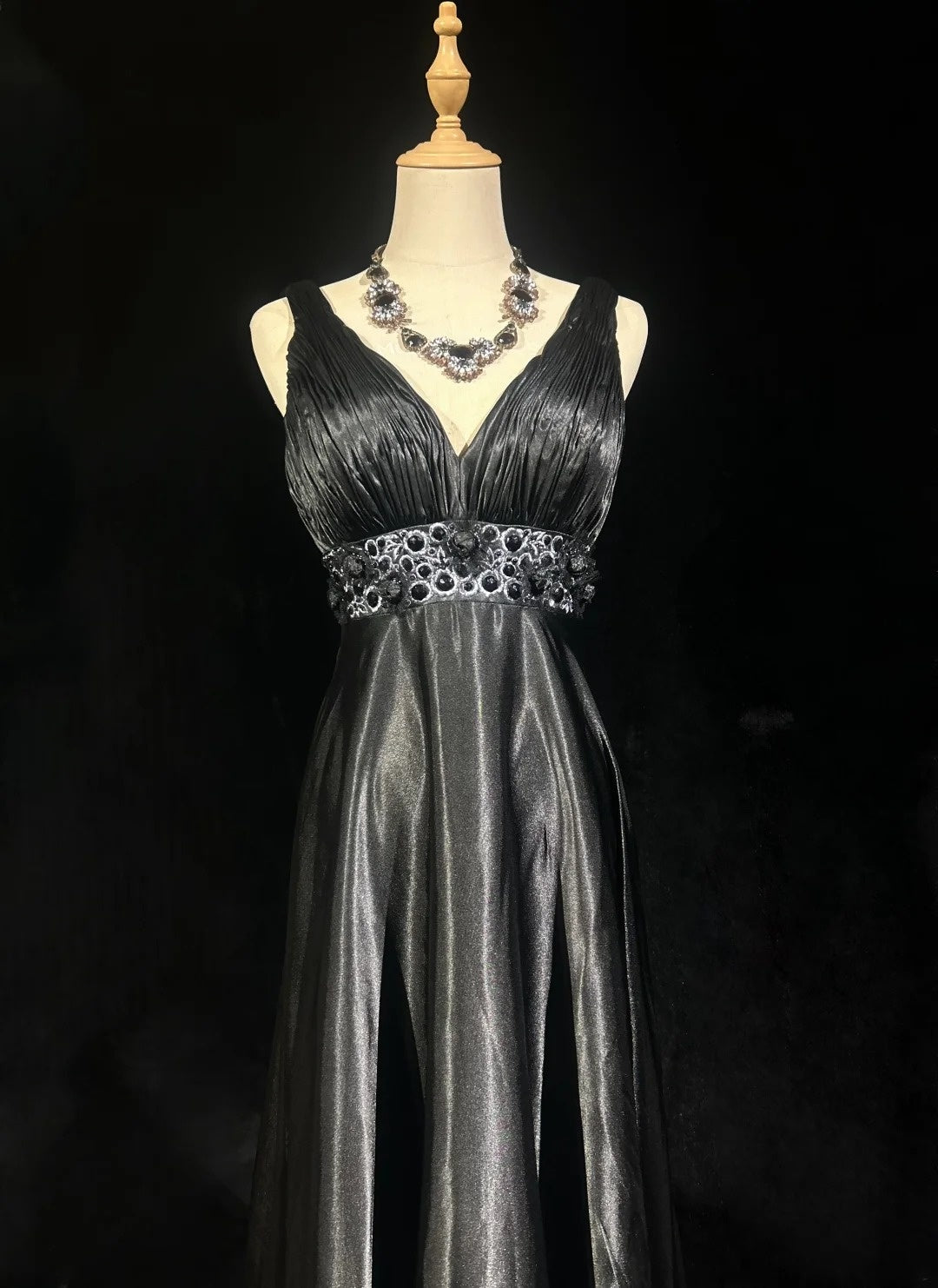 Robes de bal vintage Trapèze Empire Satin Noir Perlées Années 1980 Longue Robe de soirée N2624