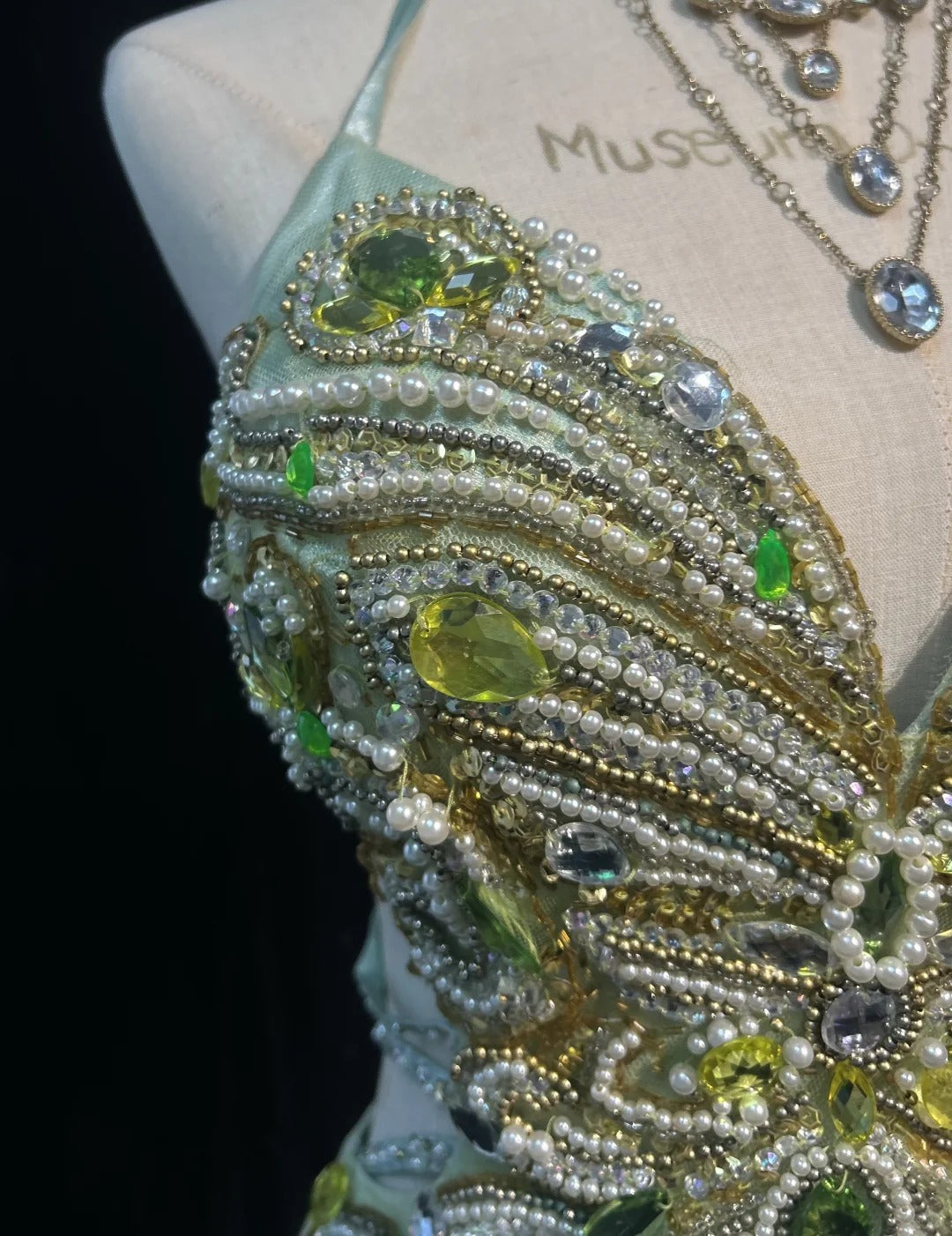 Élégantes Robes de Bal Chic Sirène Licou Vert Satin Dos Nu Sans Manches Avec Perles Robes de Soirée Semi-Formelles N3799