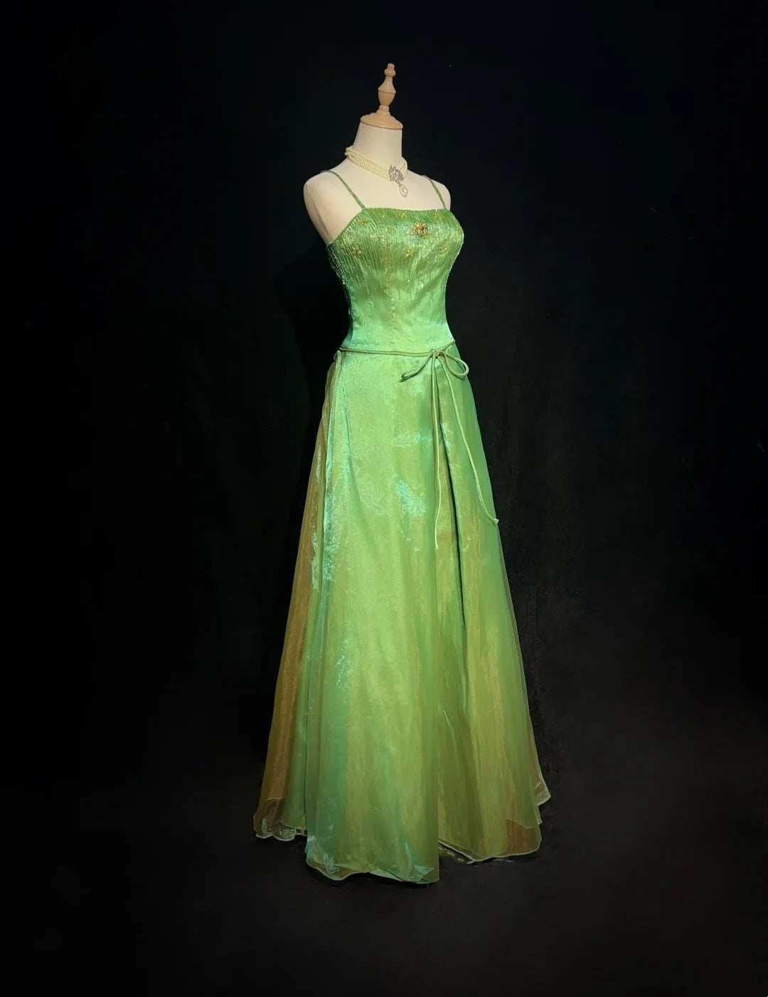 Robes de bal élégantes Robe de soirée en organza vert à bretelles spaghetti et perles, longue robe de soirée formelle N2914