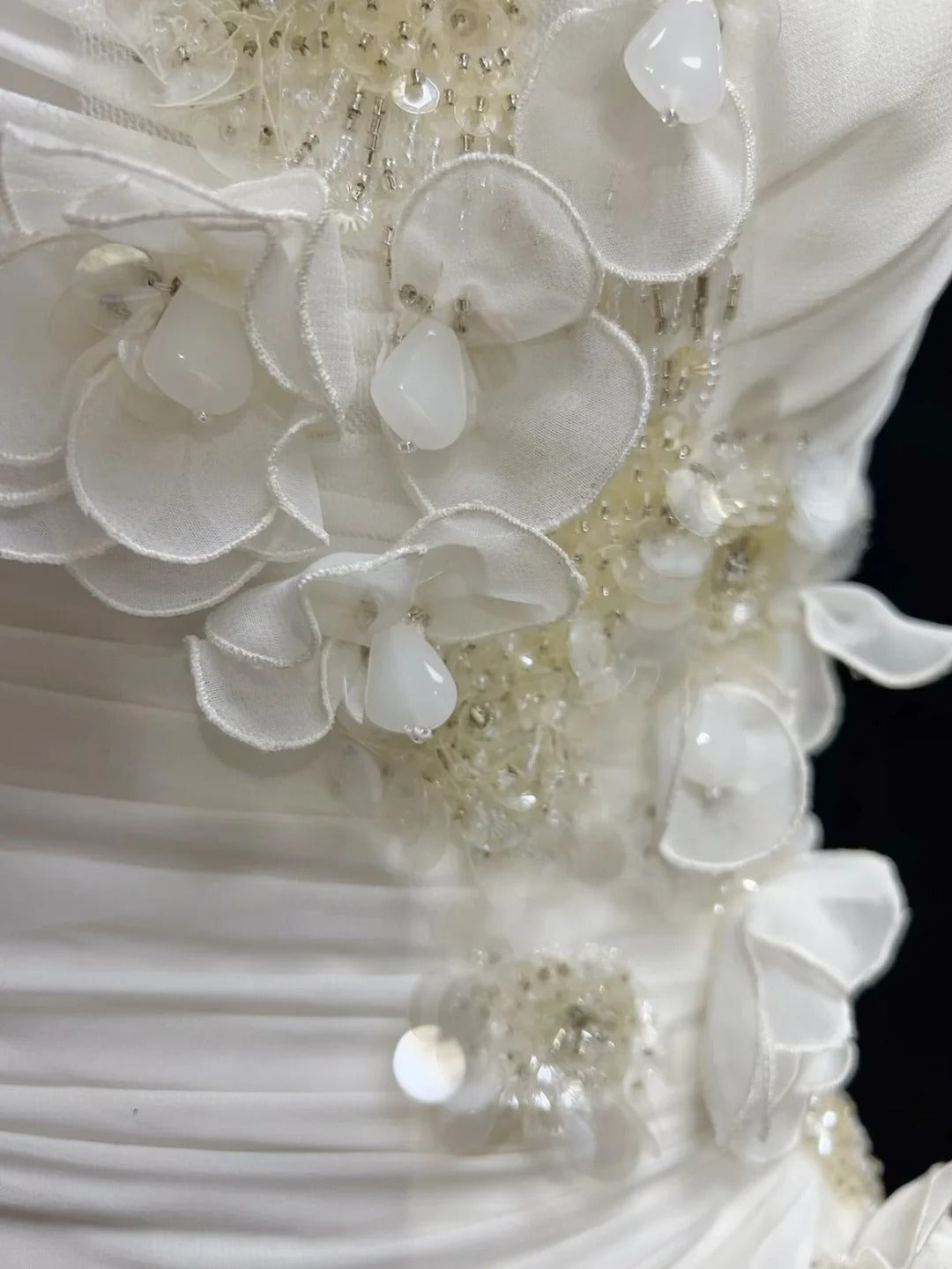 Robes de mariée uniques sirène asymétrique en mousseline blanche avec perles, robe de mariée longue pour jardin d'été N3679