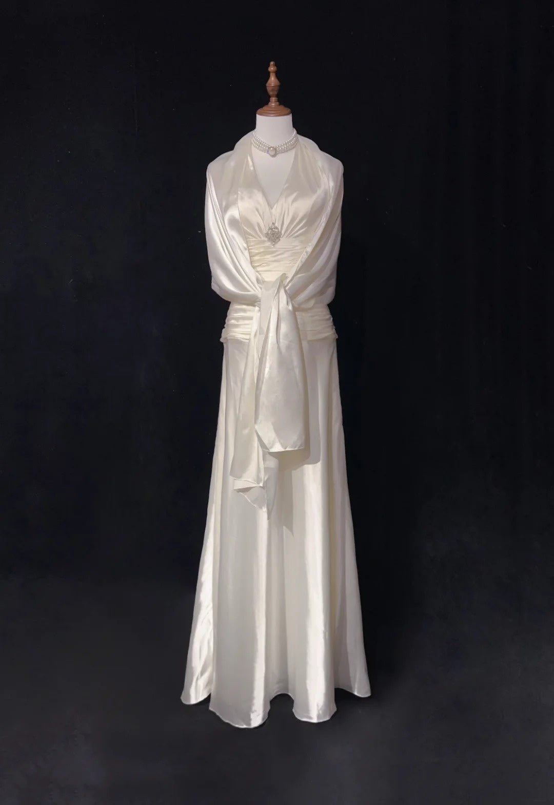 Robes de bal vintage Trapèze Col Haut Satin Blanc Avec Cape Plissée Robe de Soirée Longue Années 1960 N2604