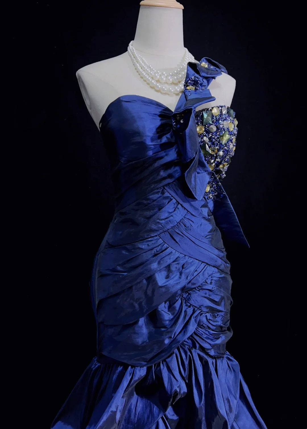Élégantes robes de bal sirène asymétriques bleu marine en satin à volants longueur ras du sol tenues de soirée formelles N3487