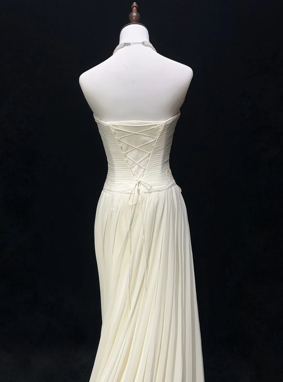 Robes de mariée intemporelles, coupe trapèze, bustier, en mousseline blanche avec longue traîne brodée N3013