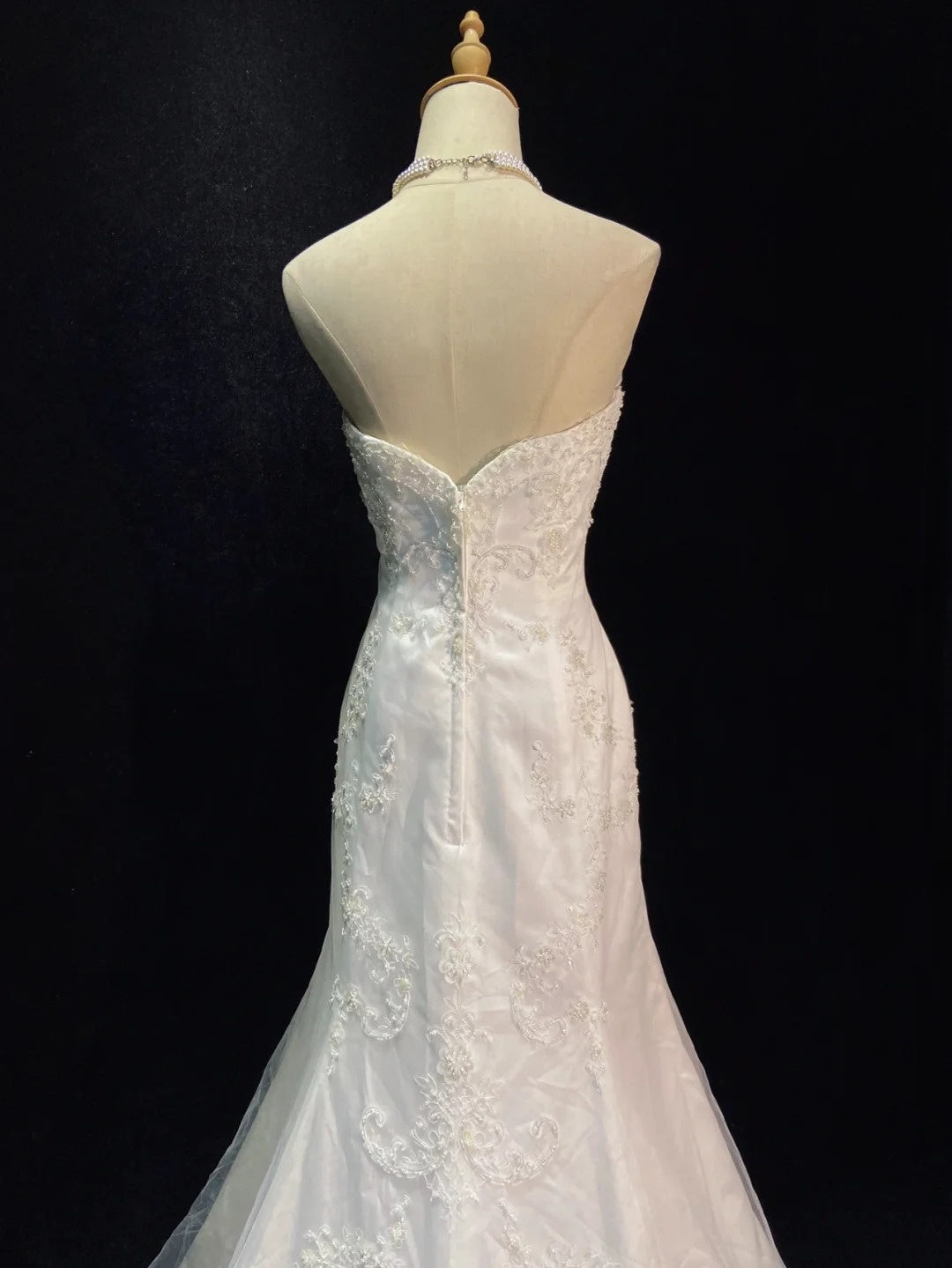 Robes de mariée uniques sirène bustier en satin avec broderies blanches longue robe de mariée N3402