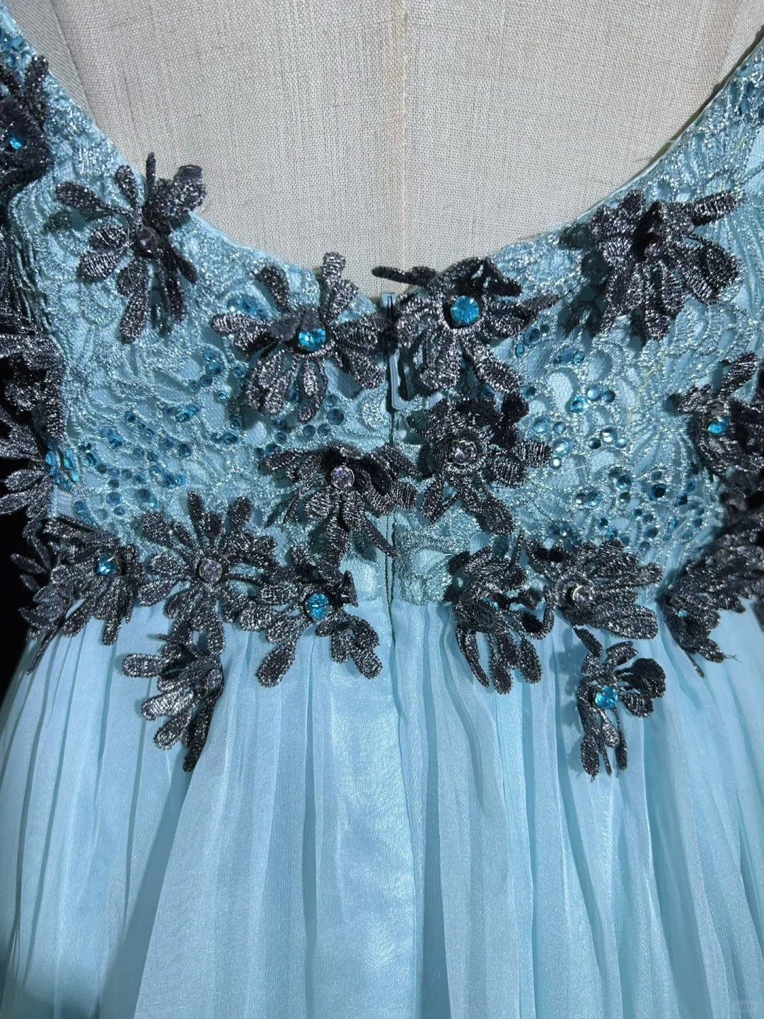 Vintage Abschlussballkleider 1960er A-Linie V-Ausschnitt Hellblau Chiffon mit appliziertem langen Abschlussballkleid N3109