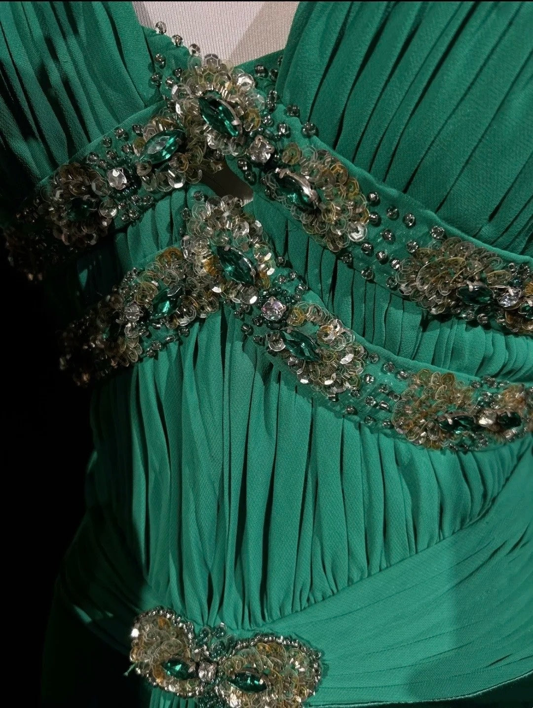 Vintage Abschlussballkleider Meerjungfrau V-Ausschnitt Grüne Chiffon mit Rüschen Rückenfreies langes Abendkleid N2512