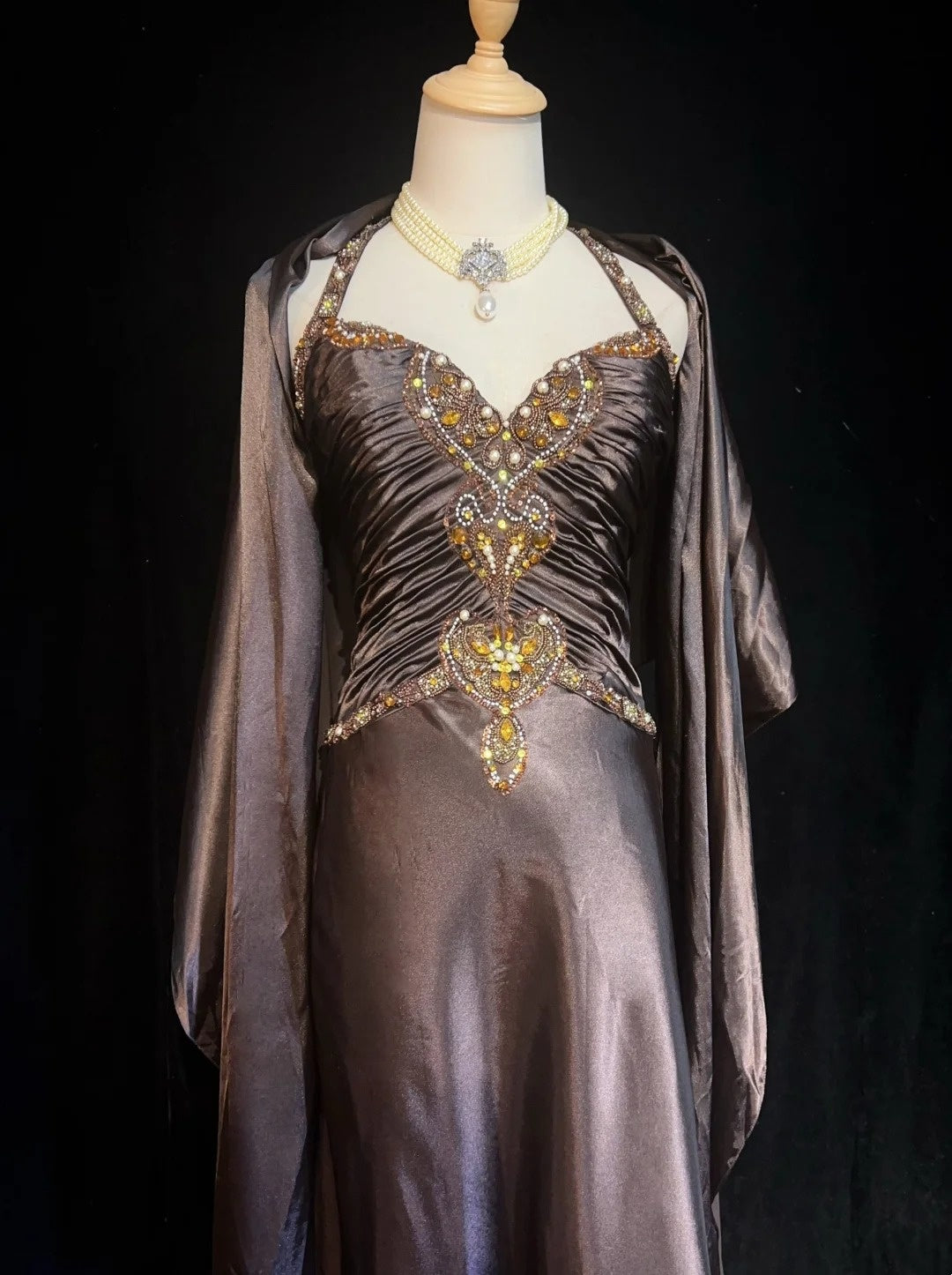 Robes de bal vintage Trapèze Col Américain Marron Sans Manches Satin avec Cape Perles Années 1980 Longue Robe de Soirée N2864