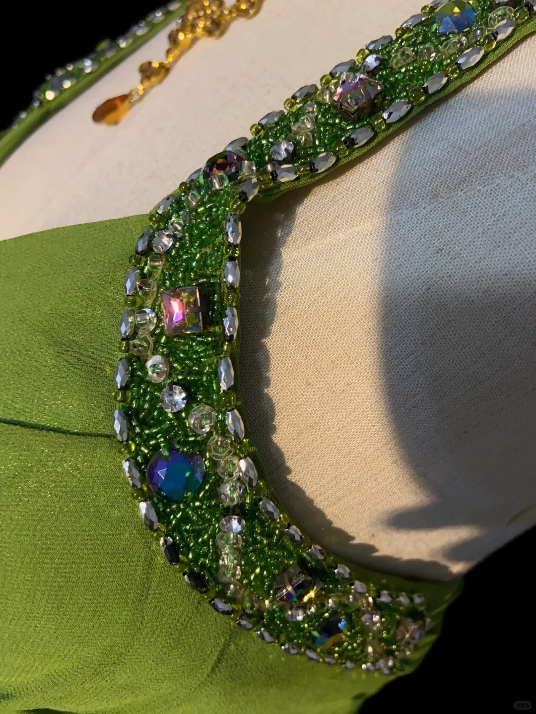Robes de bal modestes sirène licou vert olive avec perles longues tenues de soirée N3457