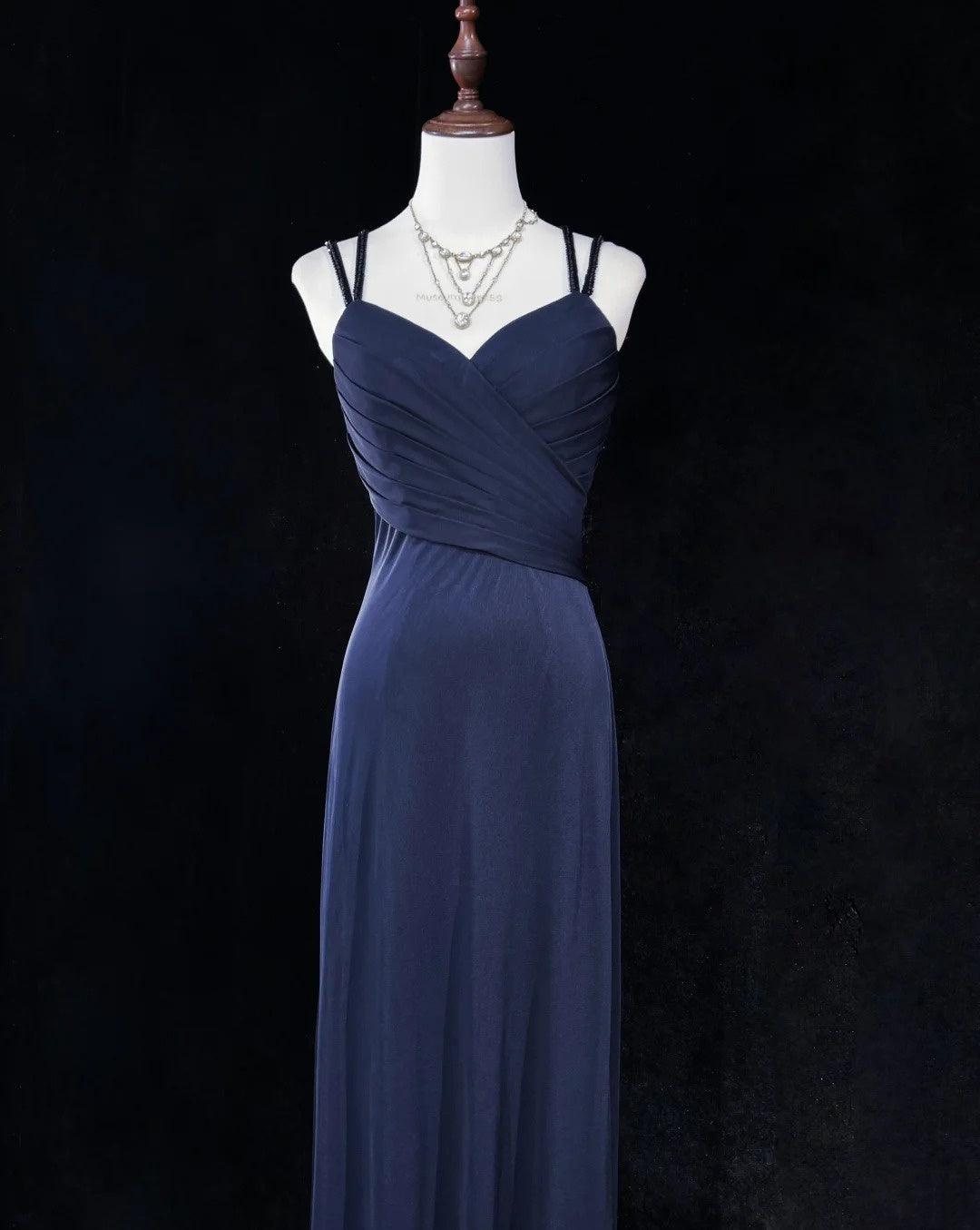 Vintage Abschlussballkleider 1980er Jahre A-Linie Spaghettiträger Satin Marineblau Lang mit Perlen Abendgarderobe N3133