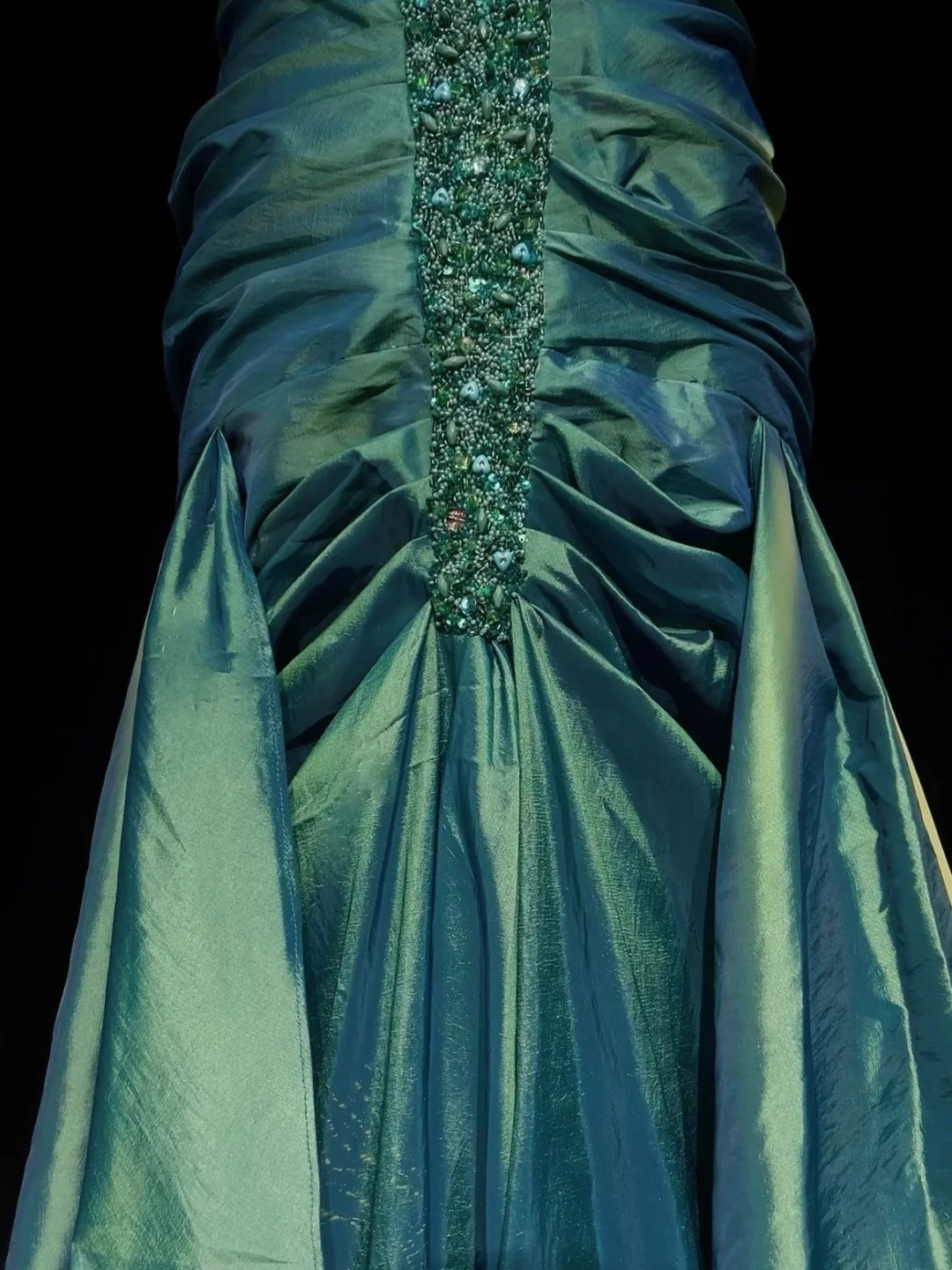 Élégantes robes de bal sirène en taffetas vert bustier perlé sans manches longue robe de soirée N2896