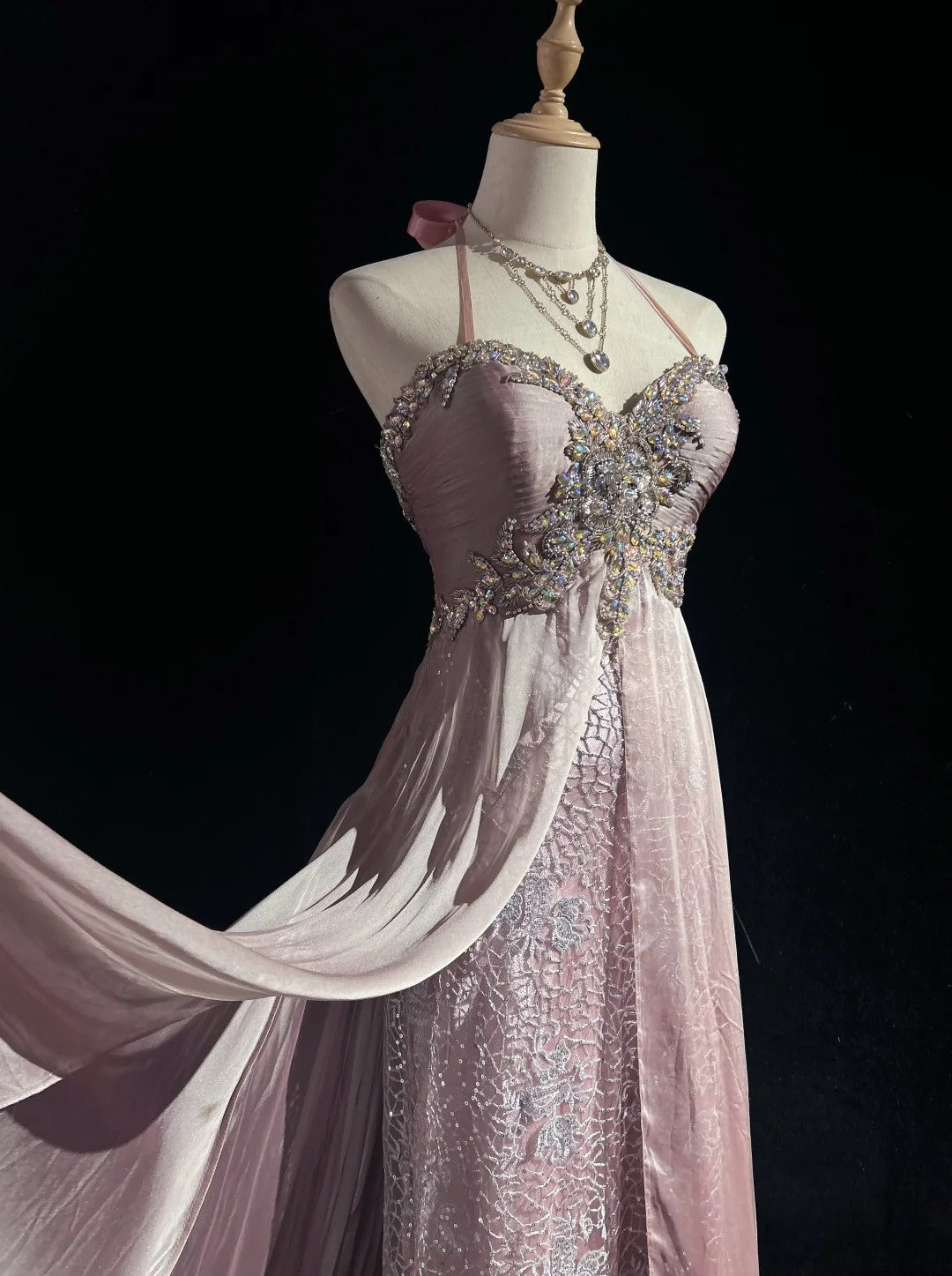 Vintage Ballkleid-Ästhetik A-Linie Neckholder Hellrosa Chiffon mit Perlenbesatz Langes Abendkleid N3034