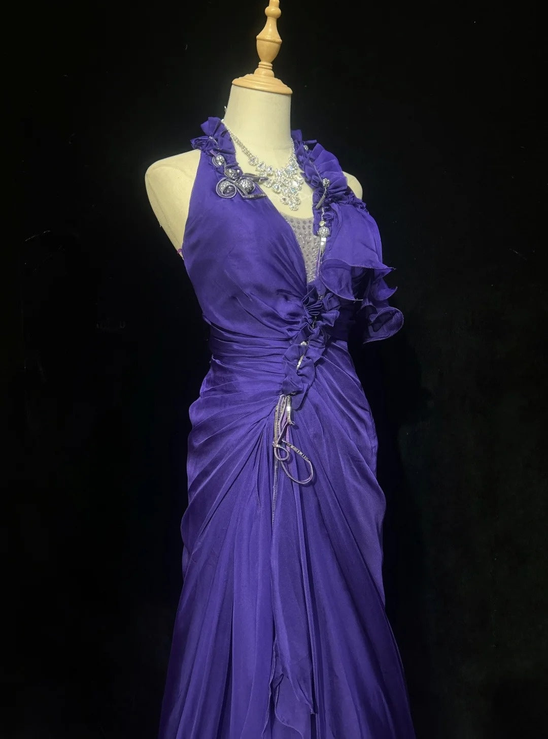 Vintage Abschlussballkleider Meerjungfrau V-Ausschnitt Lila Chiffon mit Rüschen Langem Abschlussballkleid N3110 im Stil der 1960er Jahre