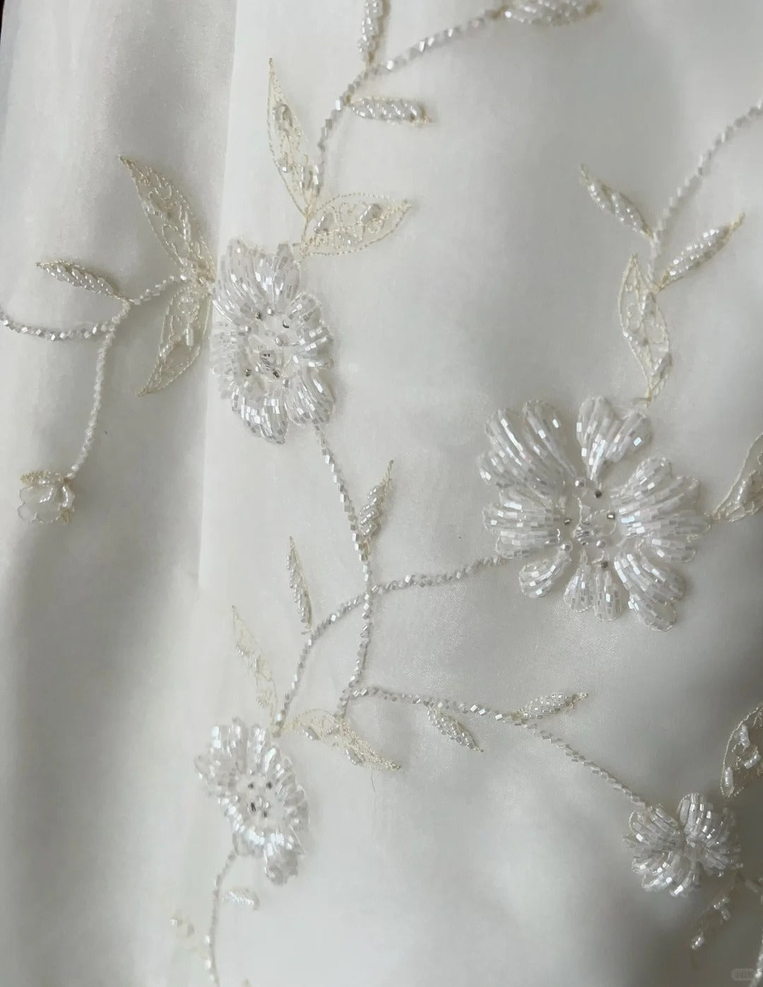 Robes de mariée uniques ligne A bustier blanc avec perles jardin d'été longue robe de mariée N3676