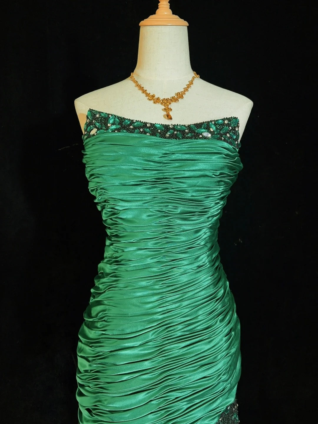Robe de soirée/cocktail moulante bustier courte verte plissée style vintage pour bals de promo et retour à la maison N3903