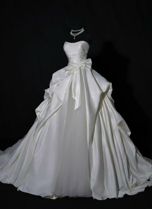 Luxurious Wedding Dresses Ball Gown Strapless Ivory Sleeveless Brides Dress Fitted Bridal Gowns AB2522