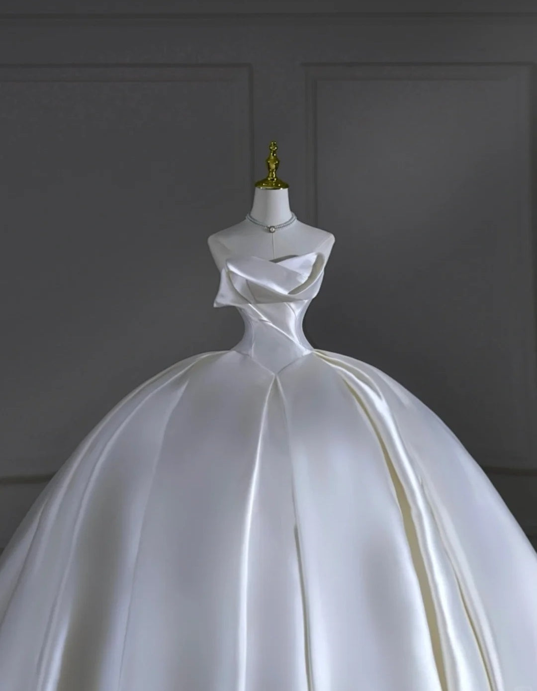 Robe de mariée intemporelle, robe de bal bustier en satin plissé avec corset, robe de mariée longue ajustée AB2519