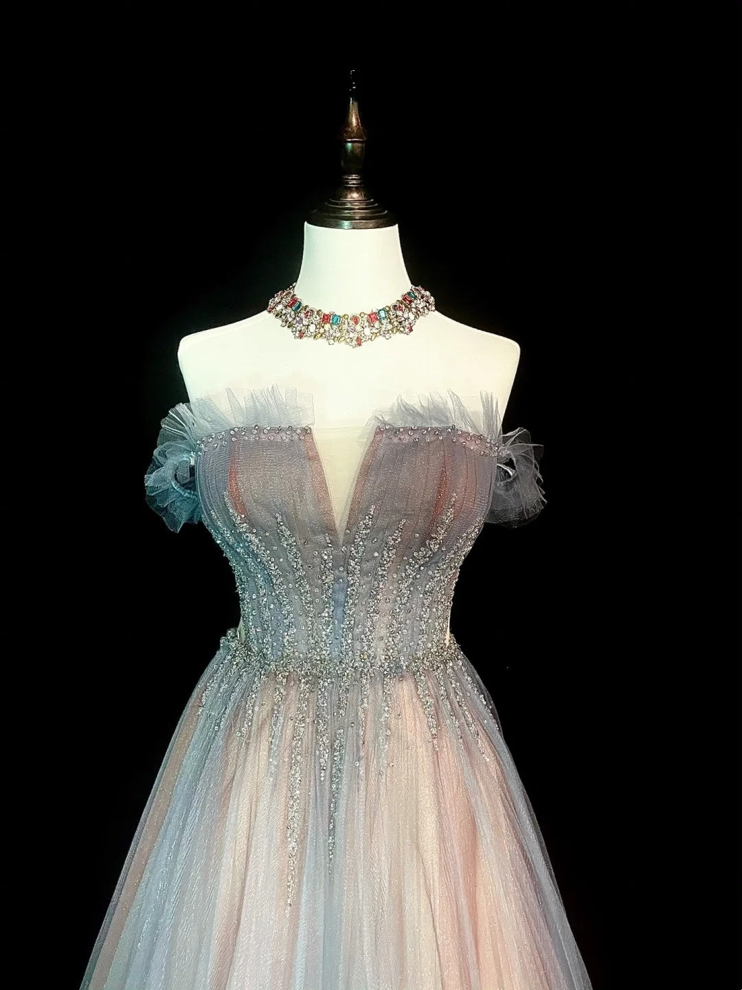 Robe de bal longue plissée, coupe trapèze, épaules dénudées, cape, manches en tulle, style années 1760, N1584