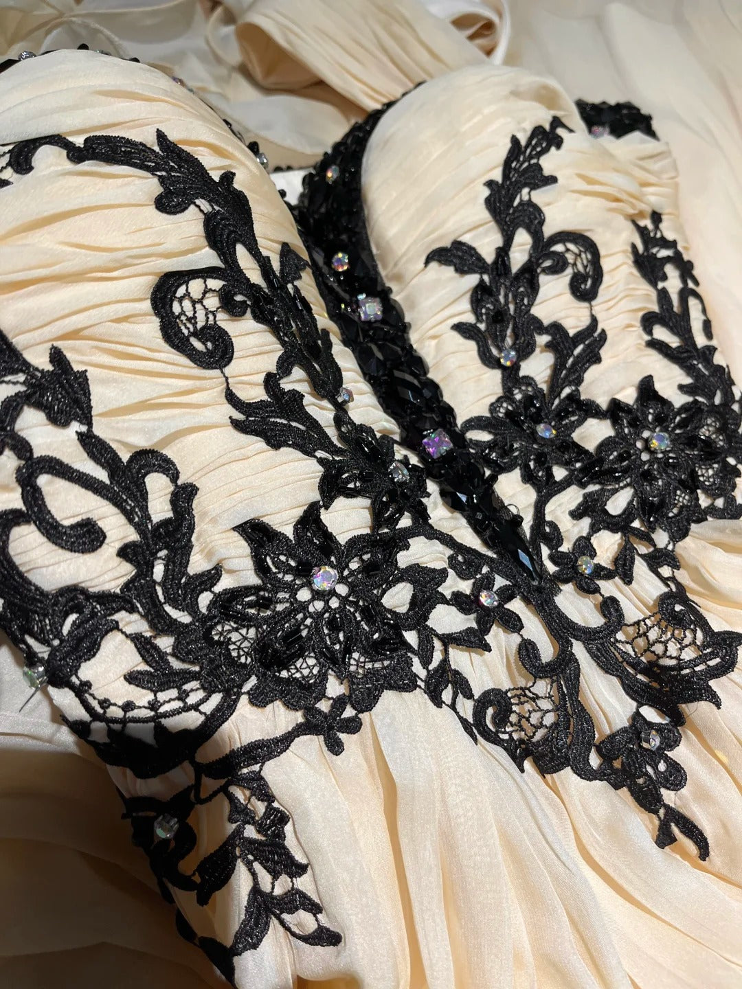 Vintage A-Linien Sweetheart Champagner mit schwarzen Applikationen lange Abschlussballkleider Partykleid Geburtstagskleider Abschlusskleid N2838