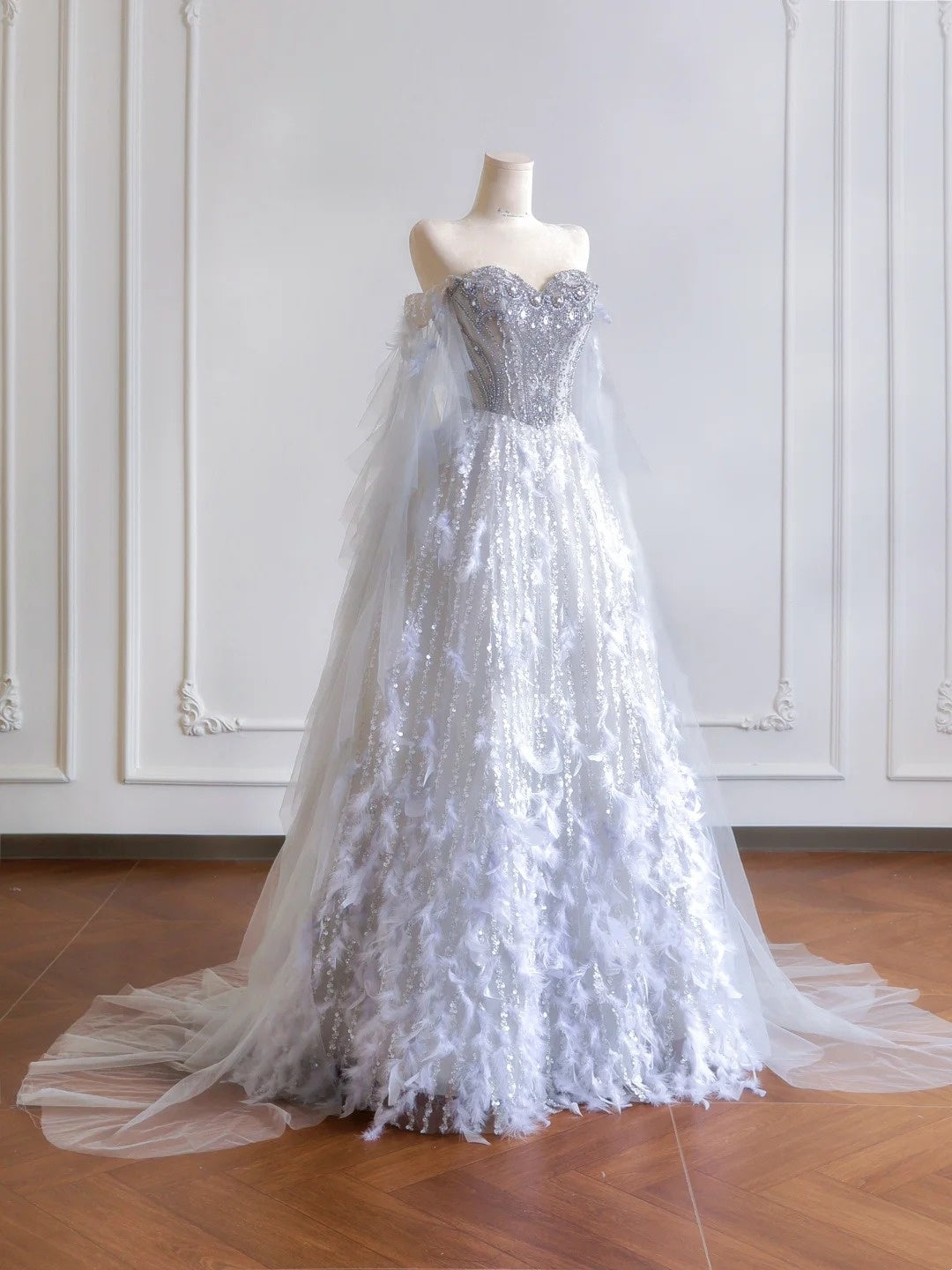 Zeitloses Ballkleid mit Herzausschnitt, silbernen Pailletten, Perlen und Federn – Inspiration für lange Abendkleider und Partykleider N306