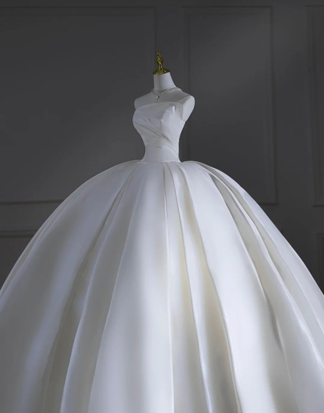 Zeitloses Brautkleid, Ballkleid, trägerlos, Satin, plissiert, mit Hofschleppe, figurbetont, langes Brautkleid AB2528