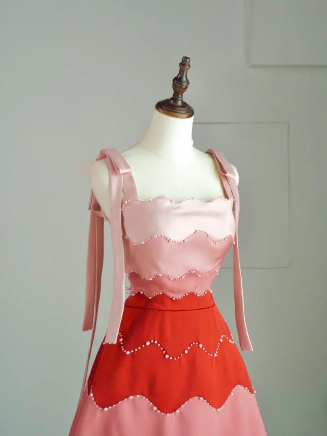 Langes, trägerloses Ballkleid aus rosa Satin – modisches und ästhetisches Kleid für Schulabschlussfeiern und Partys (Modell N681)