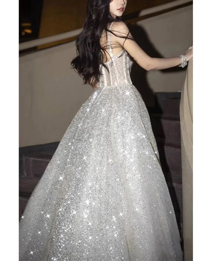 Langes, silbernes Ballkleid mit Strassbesatz und Trägern (AB963)