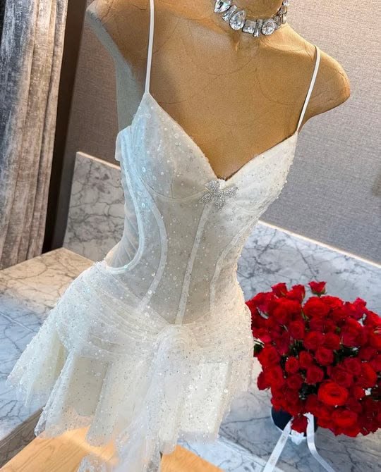 Weißes Spaghetti-Träger-Kleid zum 16. Geburtstag Glitzer Pailletten A-Linie Homecoming Kleider N4738