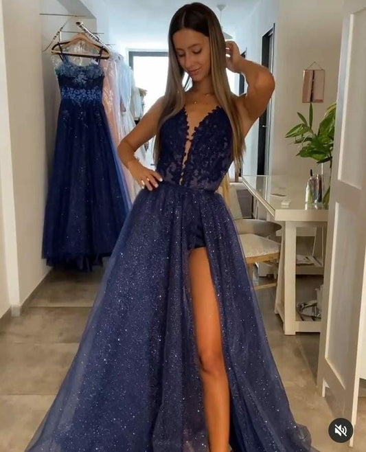 A-Linien-Abendkleid aus Tüll mit V-Ausschnitt, Spaghettiträgern und bodenlangem Schnitt, appliziertem Glitzer und Schlitz links AB913