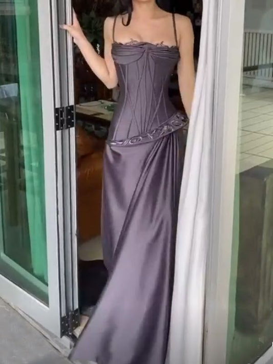 Vintage A-Linien-Abendkleid aus plissiertem, weinrotem Satin mit Spaghettiträgern – ein elegantes Maxikleid für Damen, perfekt für festliche Anlässe und Partys (AB1218).