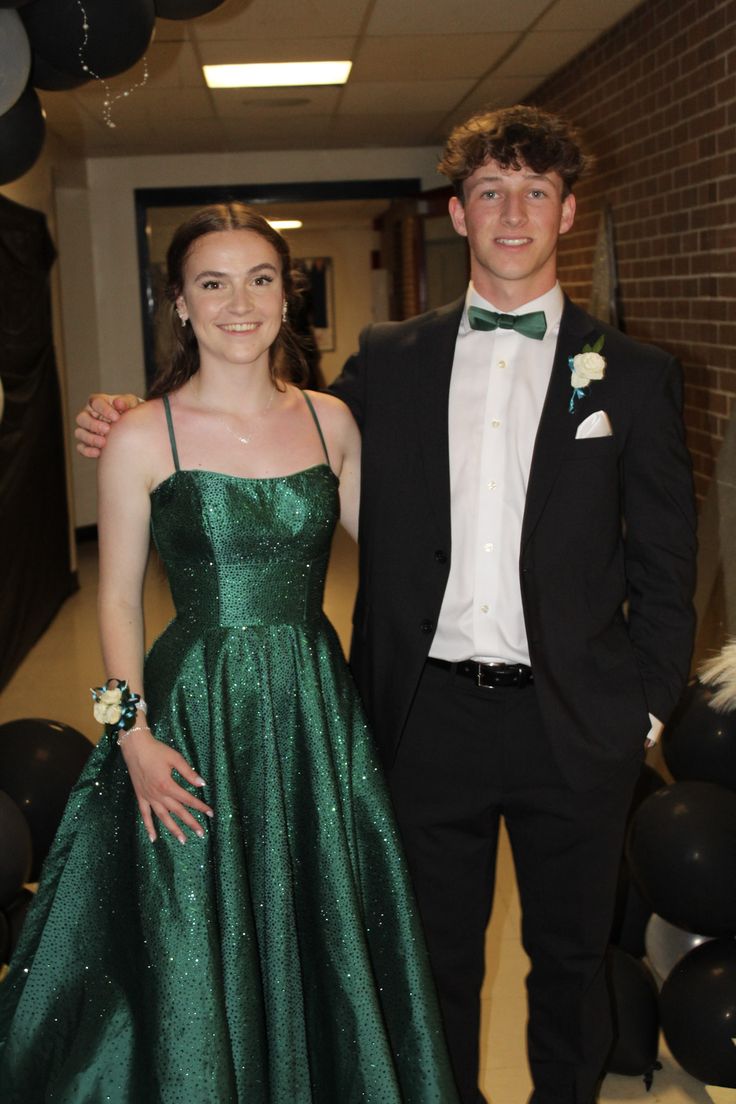Robe de bal longue vert émeraude foncé en satin soyeux, à fines bretelles et coupe trapèze scintillante. Idéale pour un 19e anniversaire. Robe de soirée N246