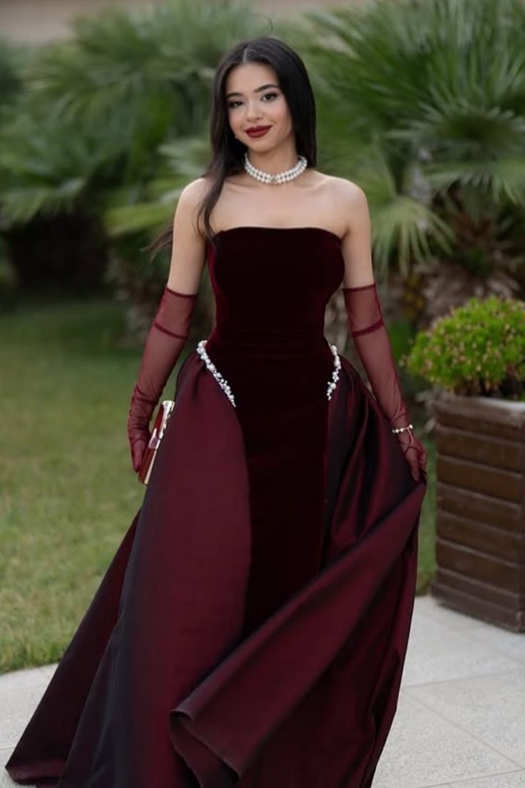 Robe de soirée longue élégante en velours bordeaux, coupe trapèze, sans bretelles, ornée de perles, idéale pour l'hiver, les bals de promo et les dîners. Référence : AB2091
