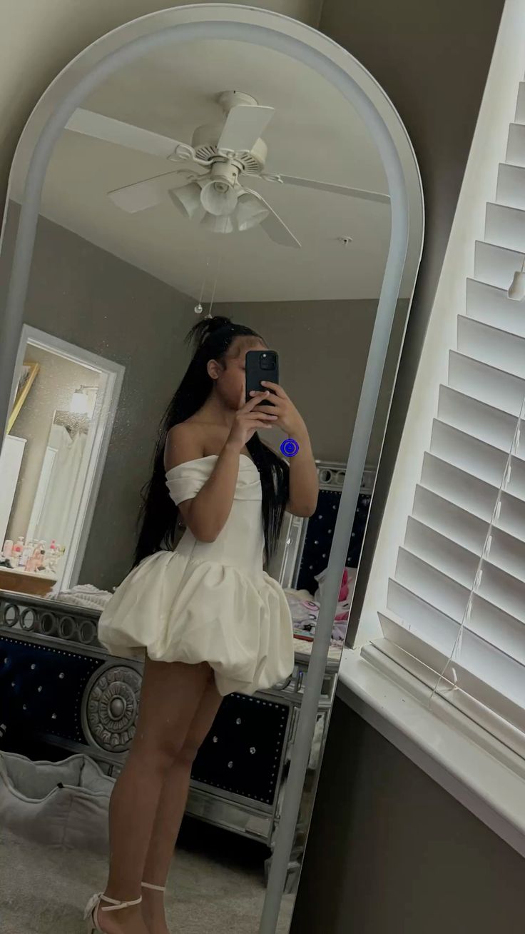 Robe de bal tendance, épaules dénudées, courte et blanche, inspiration soirée à Rio, idées de robes de bal de promo, robes de rentrée scolaire RB4052