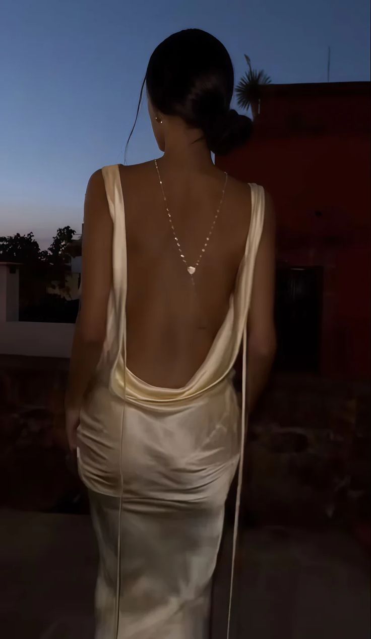Robe de soirée longue sirène jaune en satin soyeux à col en V, style sirène, à petit prix. Idéale pour un bal de promo, un dîner chic ou une soirée élégante (AB2027).