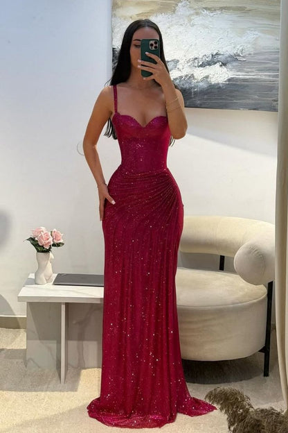 Robe de bal moulante rose fuchsia à paillettes 2026, décolleté cœur, bretelles spaghetti, fronces et fente latérale, modèle AB494